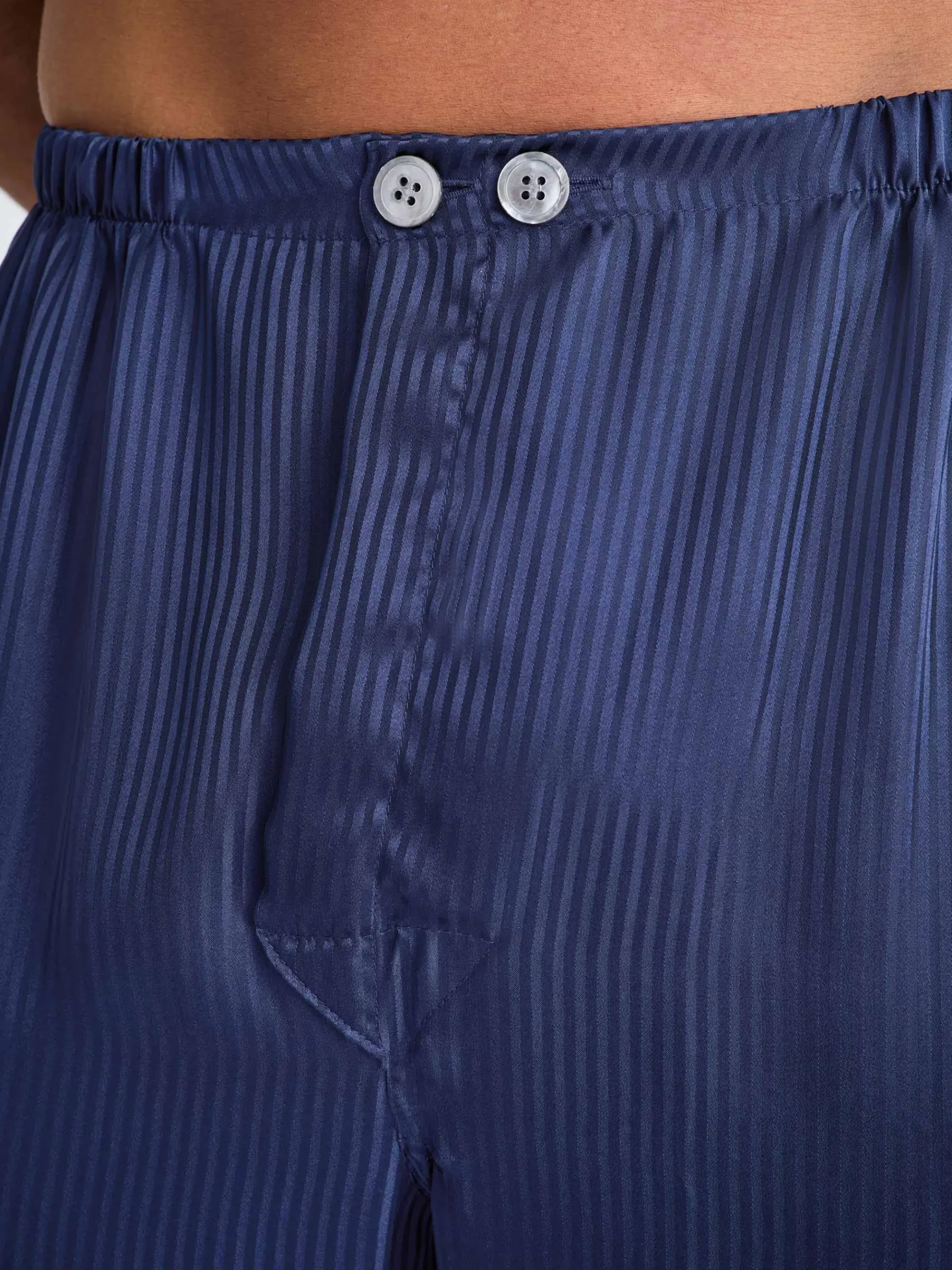 classic-fit-pyjamas-XulbtrDd-5.webp Derek Rose Lightweight Pyjamas|View All>Classic Fit Pyjamas Navy Blue