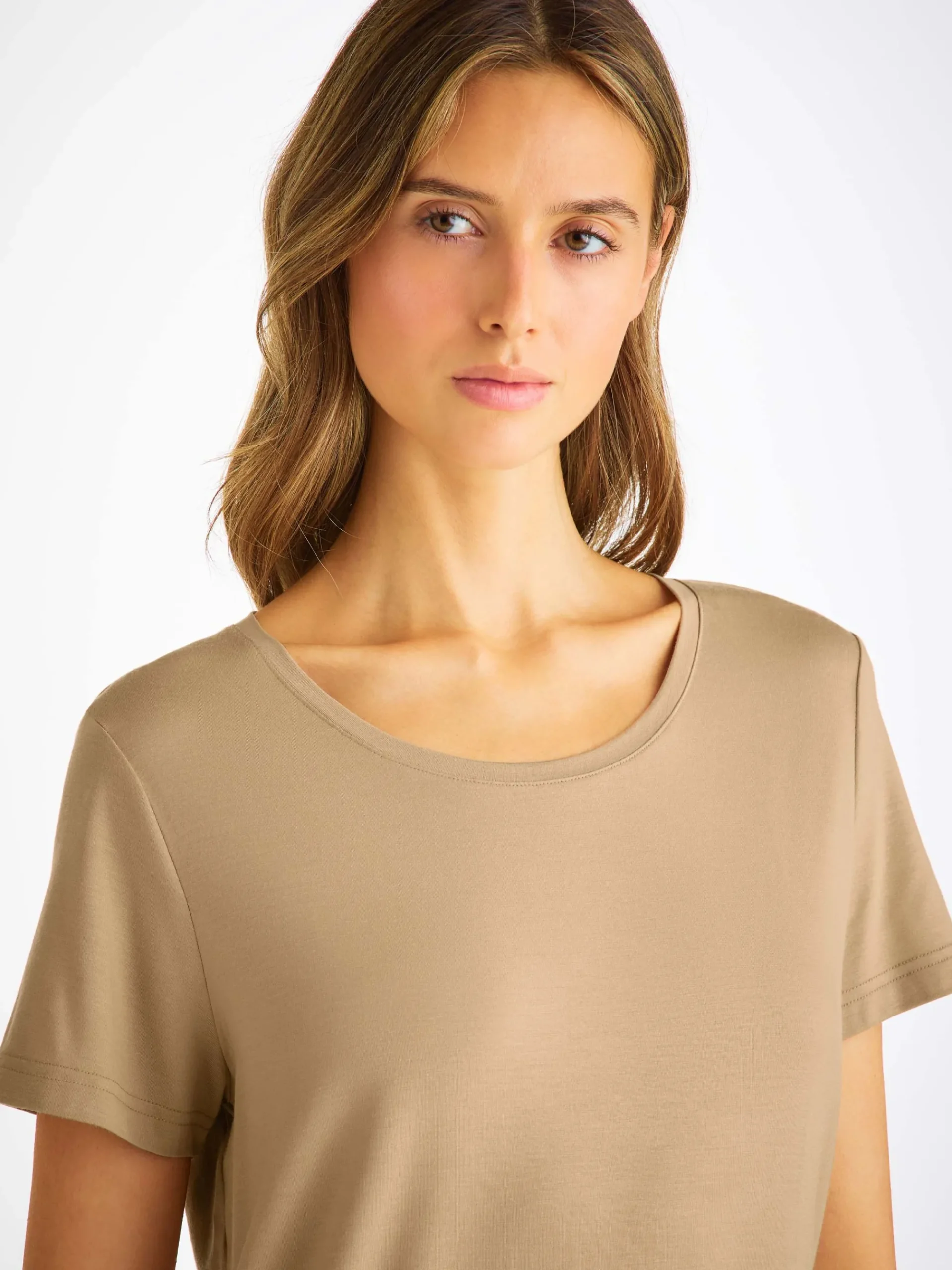 t-shirt-ImwtpyjF-0.webp Derek Rose Crew Neck T-Shirts|View All>T-Shirt Camel